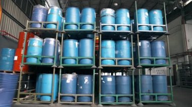 Fıçılarla dolu raflardan Çatal-Kaldırma Geçişi - Yan Çekim.