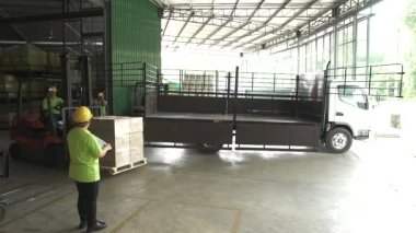 Boş bir kamyonu doldurmak için gelen karton kutularla çatal-kaldırma