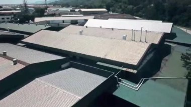 Virajlı Sokakta Tünelleri Olan Gri Fabrika Çatıları
