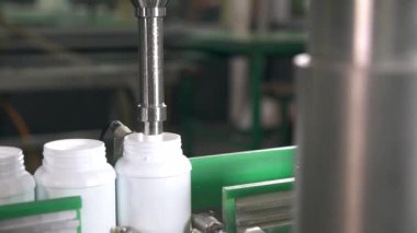 Makine Beyaz Çömleğe Beyaz Toz Koyuyor