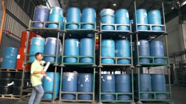 Varillerle dolu raflardan geçen adam.