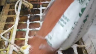 Ham kırmızı gübre ile karıştırma makinesi içine dökülüyor