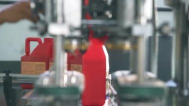Kırmızı Şişe Bir Ürün Hattı Arasında Bir Makineye Gelen