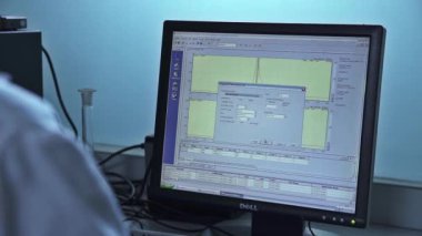 Grafiklerle Bilgisayar Ekranı Üzerinde Çalışan Bilimadamı
