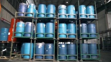 Fıçıları Çiftler Bölünen Raflar.