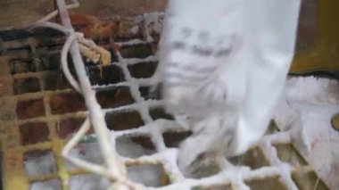 Beyaz Gübre Karıştırma Makinesine Dökülüyor