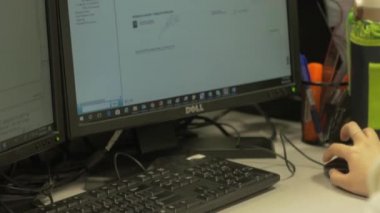 Bilgisayardaki verilere bakan bir adam 