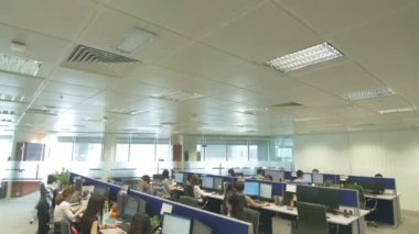 Çalışan İnsanların Olduğu Geniş Ofis 