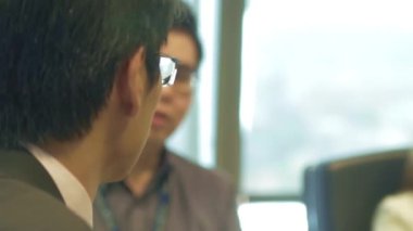 3 Kişi Arasında Ofis Toplantısı