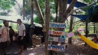 Tahtalar Ağaca Yapıştı - El Tutuldu