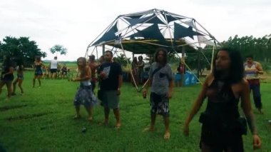 Dans Eden İnsanların Yanında Bira İçen Adam 