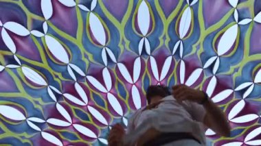 Renkli bir güneş ışığı altında dans eden adam