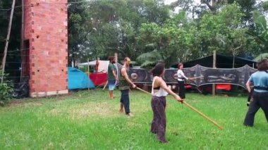 Açık Arazide Ahşap Kılıçlı İnsanlar