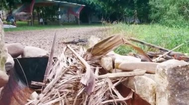 Kayalar ve Kahverengi yapraklar şenlik ateşi için tarlada