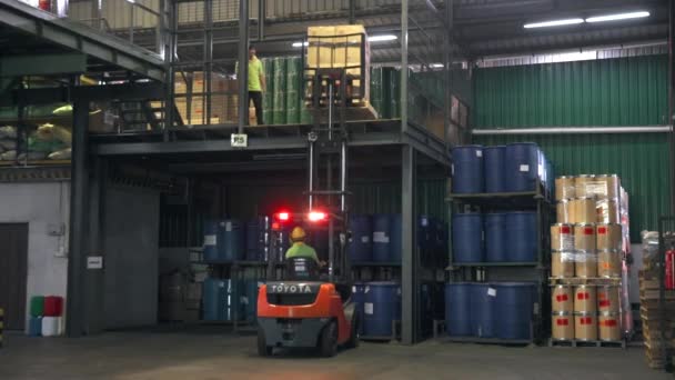 Elevador Horquilla Que Toma Cajas Desde Piso Una Fábrica — Vídeo de stock