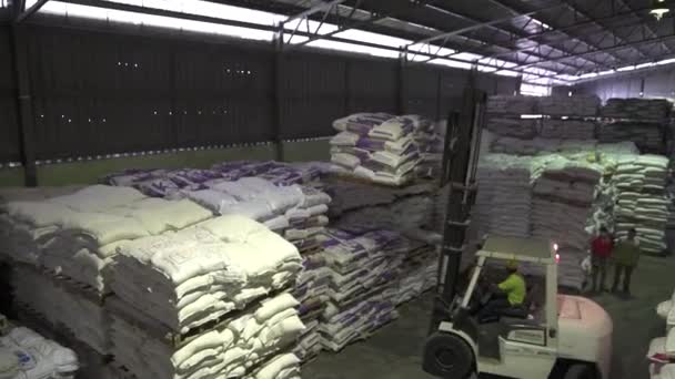 Fork Lift Levando Fertilizantes Sacos Armazém — Vídeo de Stock