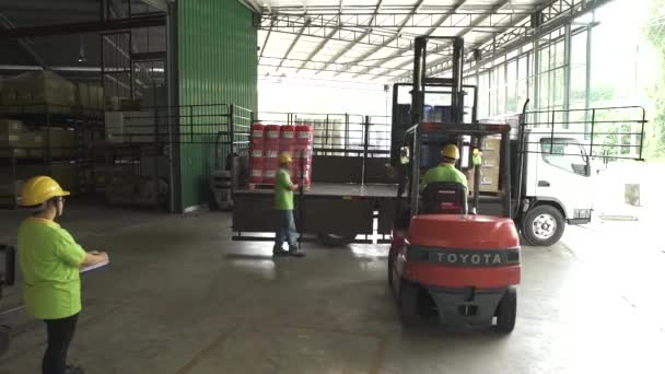 Elevador Horquilla Con Barriles Azules Grandes Llenando Camión Garaje Fábrica — Vídeo de stock