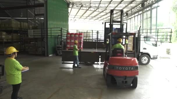 Vork Lift Met Grote Blauwe Vaten Vullen Van Een Vrachtwagen — Stockvideo