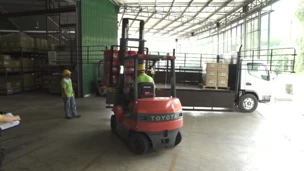 Chariot Élévateur Avec Des Pots Rouges Préparant Remplir Camion Sur — Video