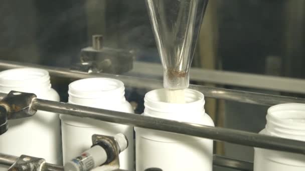 Machine Boven Een Productielijn Zetten Witte Chemische Stof Flessen — Stockvideo