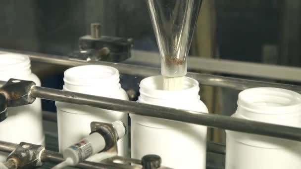 Maschine Füllt Weiße Flaschen Mit Weißem Pulver — Stockvideo
