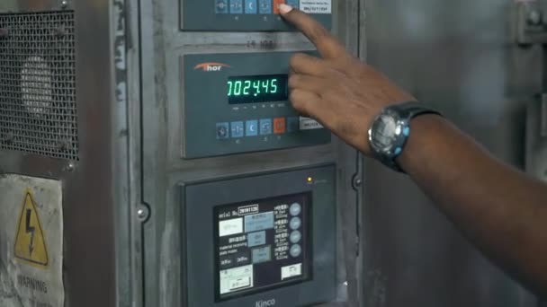 Hombre Con Reloj Presionando Botones Una Máquina — Vídeo de stock