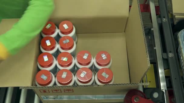 Persona Llenando Una Caja Con Tapas Rojas Cerrándola — Vídeo de stock