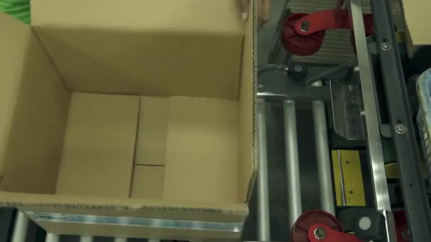Pessoa Que Embala Uma Caixa Que Enche Com Garrafas Vermelhas — Vídeo de Stock