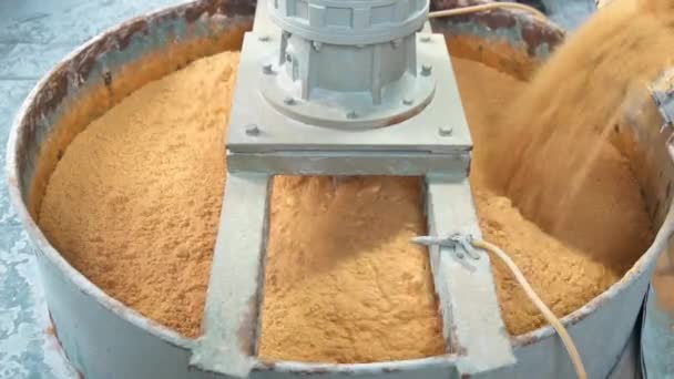 Fertilizante Laranja Cru Caindo Uma Máquina Mistura — Vídeo de Stock