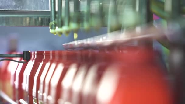 Botellas Rojas Llenas Aceite Por Una Máquina — Vídeo de stock