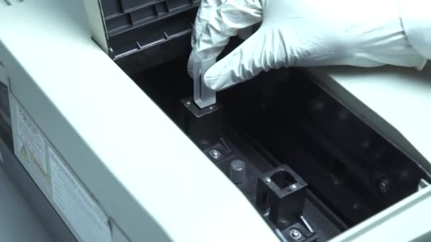Scientis Putting Little Trasparent Block Machine — Stock video