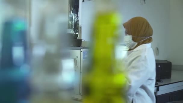 Wetenschapper Met Een Hidijab Werkt Aan Een Ampul Machine — Stockvideo