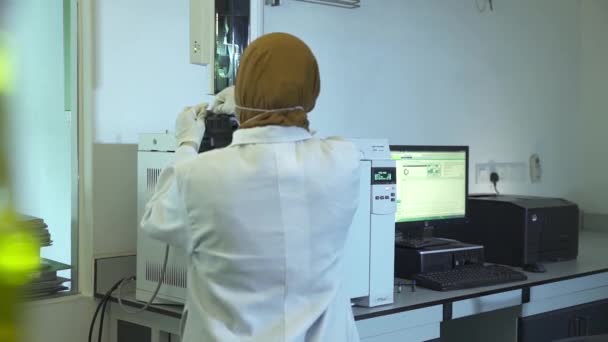 Scienziato Con Hijab Marrone Che Mette Ampolle Una Macchina — Video Stock