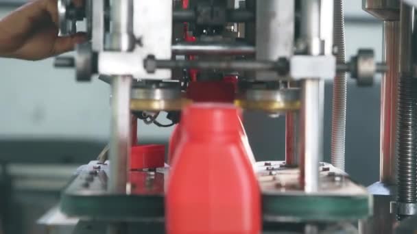Störung Beim Einfädeln Der Maschine Während Rote Flaschen Vorbeiziehen — Stockvideo