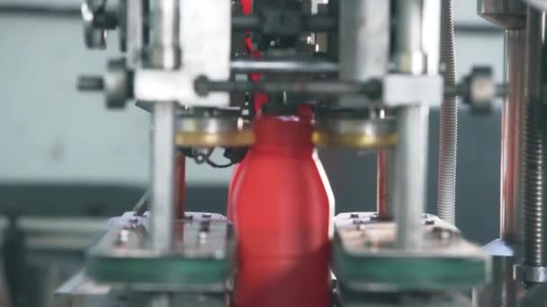 Máquina Roscado Con Botellas Rojas Pasando Por — Vídeo de stock