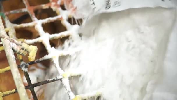 Fertilizante Branco Caindo Uma Máquina Mistura Com Fertilizante Vermelho — Vídeo de Stock