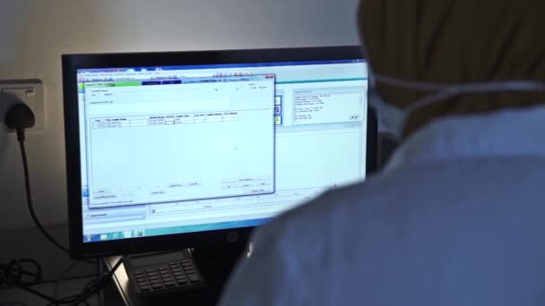 与Hijab一起工作在计算机上的女科学家 — 图库视频影像