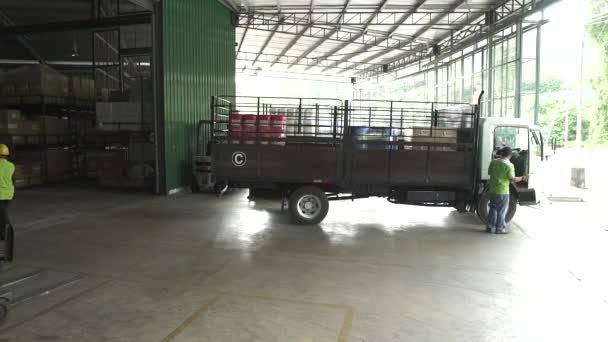 Trabajador Que Entra Camión Estacionado Garaje Fábrica — Vídeo de stock