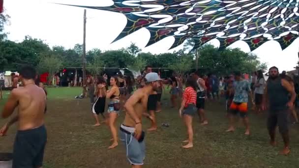 Açık Arazide Kalabalık Dans Ediyor — Stok video