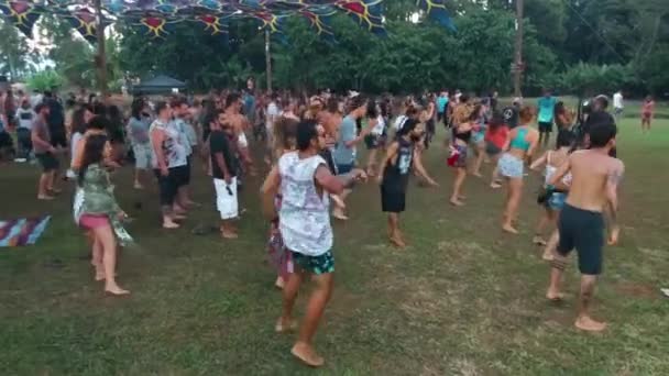 Suuri Väkijoukko Tanssii Lähellä Puita — kuvapankkivideo