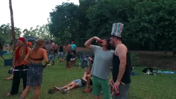 Uomo Che Beve Birra Campo Aperto — Video Stock