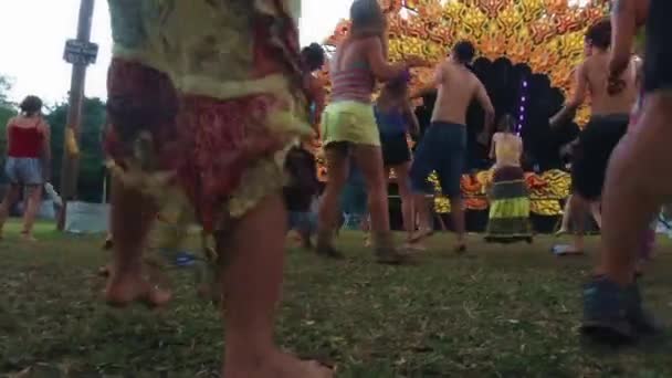 Άνθρωποι Χορεύουν Και Πηδάνε Ένα Φεστιβάλ Καταρρίφθηκε Από Κάτω — Αρχείο Βίντεο