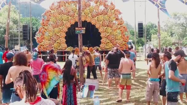 Pessoas Festival Com Palco Forma Sol Movimento Lento — Vídeo de Stock