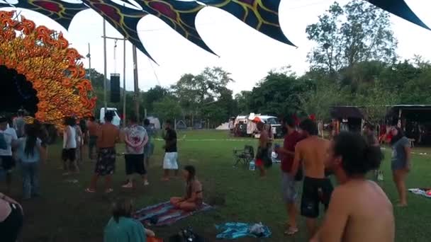 Menschen Die Bei Einem Festival Auf Dem Boden Sitzen Von — Stockvideo