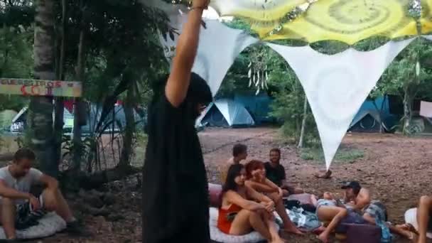 Ludzie Siedzący Pod Namiotem Slider Shot Prawej Lewej — Wideo stockowe