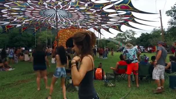 カラフルなテントの下でフラフープを回す女性 手が開催 — ストック動画