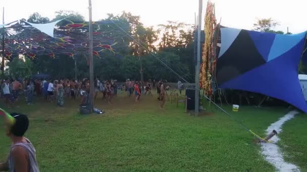 Frau Beim Spinnen Bunter Bänder Bei Einem Musikfestival Von Rechts — Stockvideo