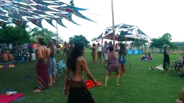 Mulheres Fiando Fitas Hula Hoop Festival — Vídeo de Stock