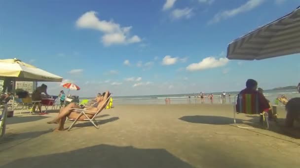 ブラジルのビーチでリラックスする人々 左から右へ — ストック動画