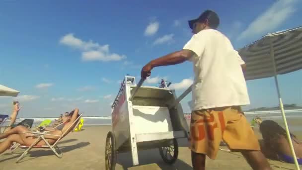 ブラジルのビーチでリラックスした人々 — ストック動画